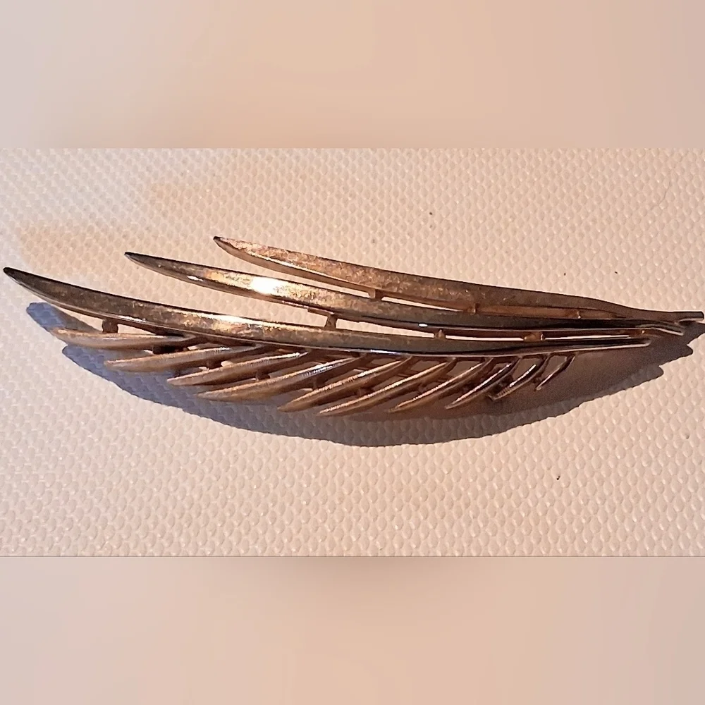 * Vintage Crown Trifari Gold Tone Leaf Like Pin Brooch